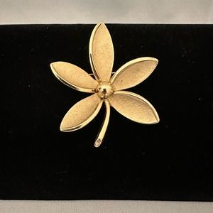 Vintage Trifari gold tone flower brooch